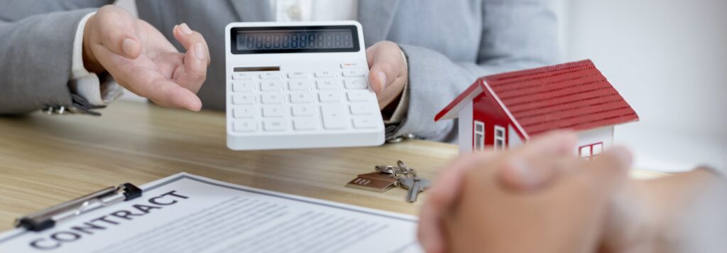 Real,Estate,Agent,Or,Sales,Manager,Talks,To,Clients,About